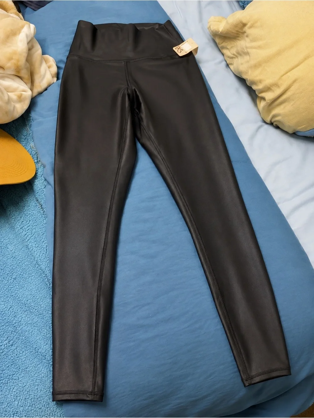 High-Waist Alo Black V-Front Leggings - Women's Activewear